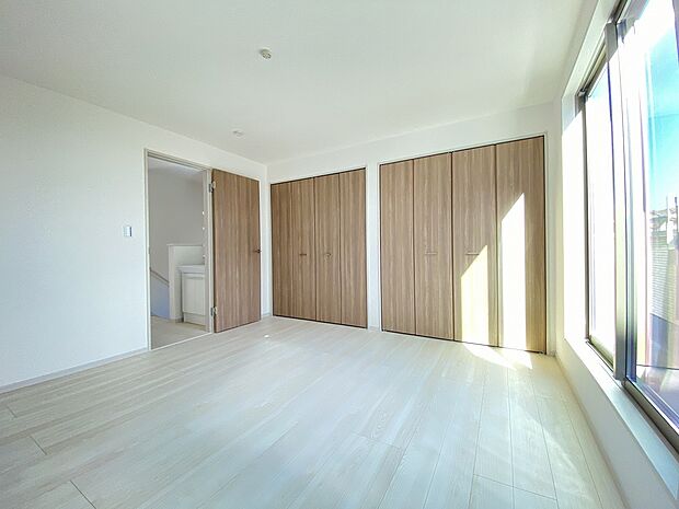 穏やかな時間が漂う、心休まる寝室です。ゆっくり休んで一日の疲れもとれそうですね。