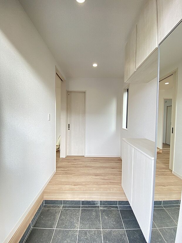 明るさと温かさに満ちた、家族を迎える穏やかな玄関スペースです。