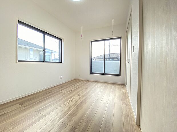 穏やかな時間が漂う、心休まる寝室です。ゆっくり休んで一日の疲れもとれそうですね。