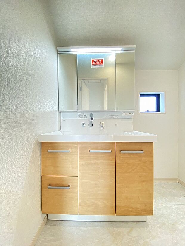 ヘアセットの時も嬉しい3面鏡。後ろ姿もしっかりチェックできます。