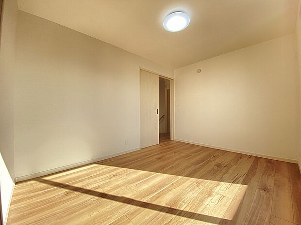 全居室フローリング。ちょっと汚れた時もすぐに拭き取れます。清潔さも長持ち