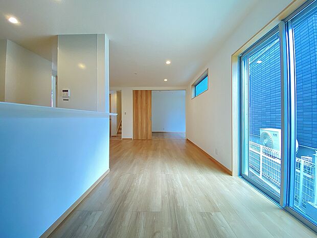 何気ない一日の一コマが積み重り、かけがえのない家族との思い出と重なっていくリビング。