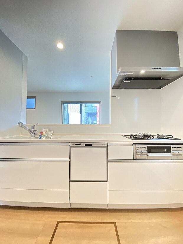 今日の出来事を聞きながら、お料理できるカウンターキッチン　ご家族の笑顔や支えがいつもそばにあります。