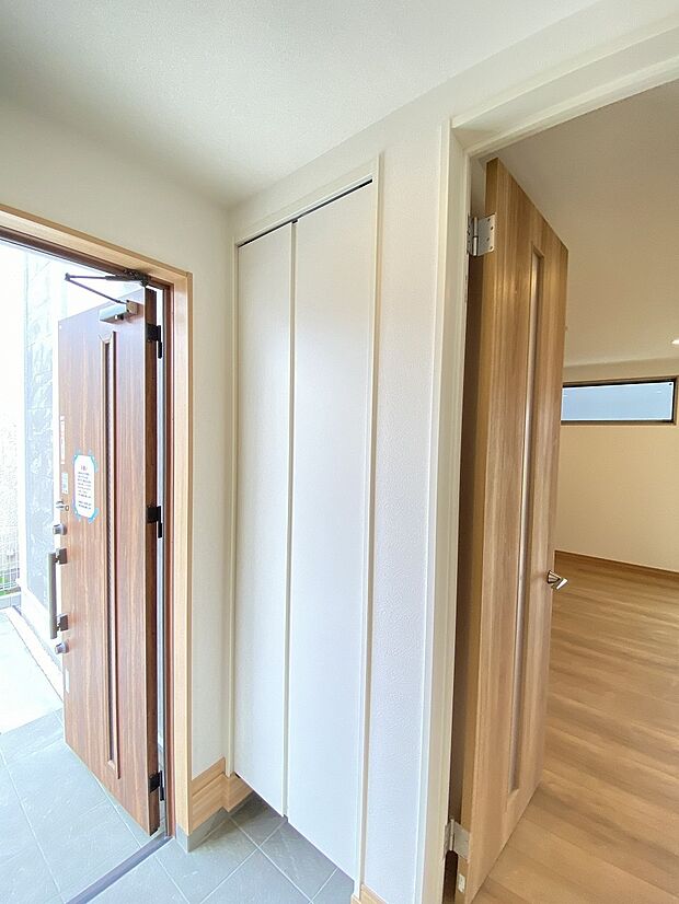 たくさんの靴をすっきり収められ、玄関をいつも清潔に保てる心強い収納です。