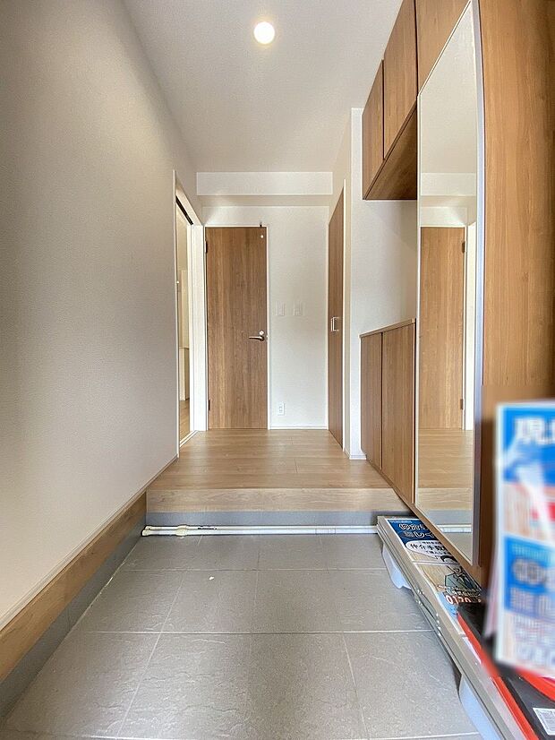 落ち着いた雰囲気の色目が、室内のカラーやデザインと調和しています。