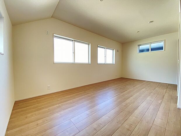 お子様にとって、初めての「自分のお部屋」学習デスクやベッドを買うのも楽しみですね。 楽しそうに過ごす、お子様の笑顔が浮かびます。