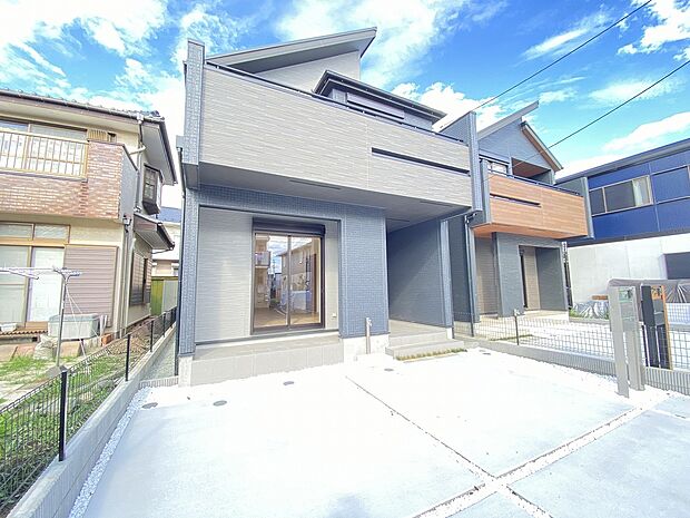 青空を背景に凛と佇むスタイリッシュな外観。住まう人に喜びと幸せを与えてくれます。