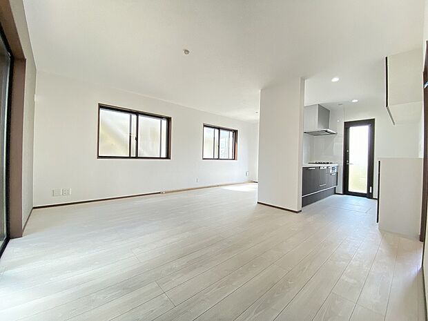 家族の日常が刻まれていく大切な時間。溢れる陽射しに包まれた暖かなリビング。