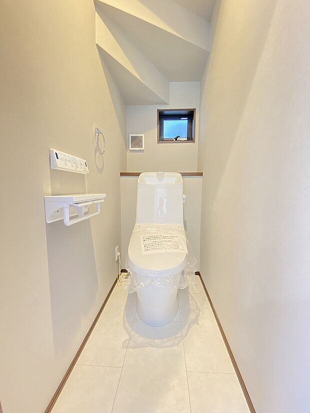 小窓を開いて新鮮な空気を取り込めるおトイレ。明るさも確保できますね