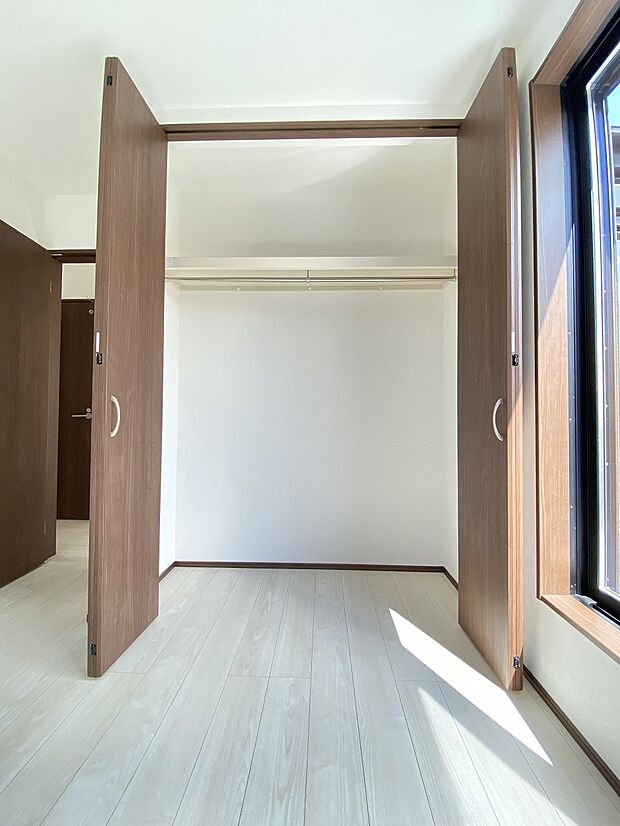 奥行きもあるので、収納ボックスもそのまましまえて部屋がスッキリしますね。