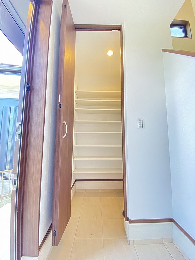 大容量のSICも完備　玄関もすっきりと整いますね。