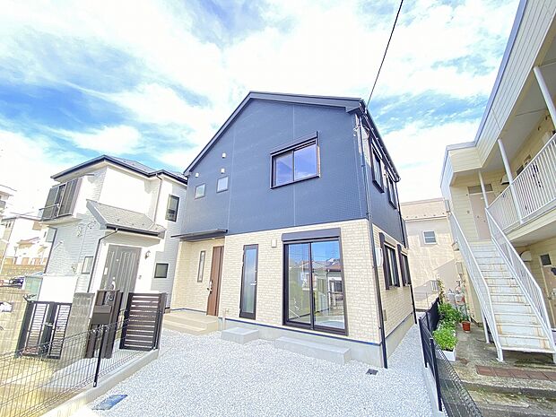 青空を背景に凛と佇むスタイリッシュな外観。住まう人に喜びと幸せを与えてくれます