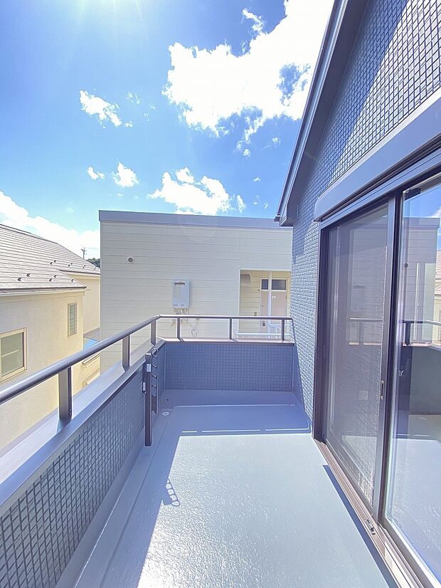 気持ちの良い空が見渡せる広いバルコニー。爽やかな風を感じて、心躍るステキな暮らしが始まります。