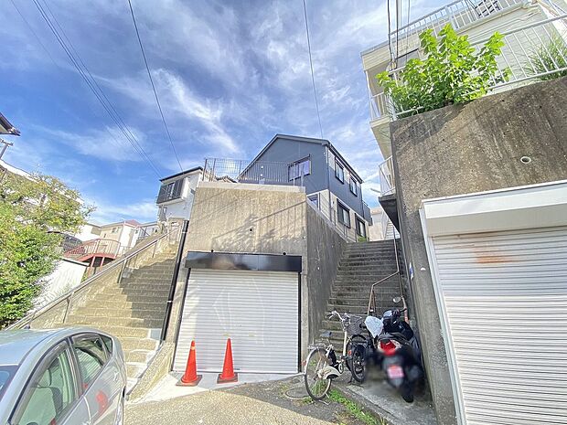 雨の日も濡れずに乗り降りできるビルトイン車庫。