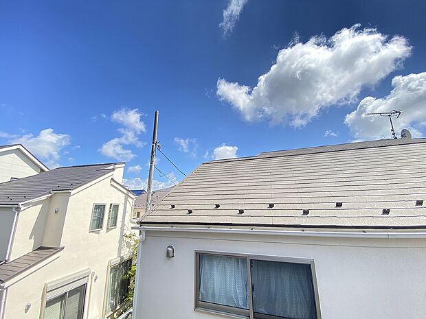 開放感に恵まれ、空が広く、緑の多い閑静な趣を感じる環境です。