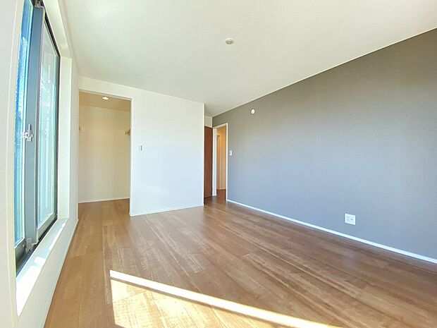 穏やかな時間が漂う、心休まる寝室です。ゆっくり休んで一日の疲れもとれそうですね。