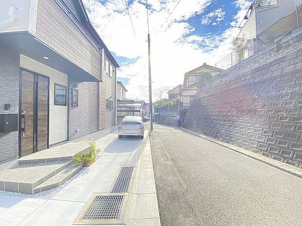 青空が広がり、陽光が差し込む開放感に包まれた住環境です。