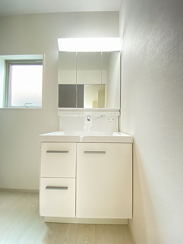 朝の身支度も二人で使えるワイドな洗面化粧台。今日の予定やイベントを話しながら、忙しい朝も家族でにぎわいそうな空間です。