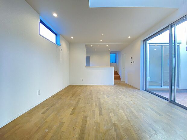 温かみのある空間で、家族の時間が心地よく流れるリビングです。