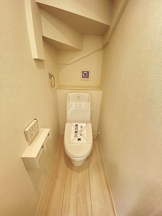 壁付けリモコンで、操作もしやすいウォシュレット付きのトイレ。