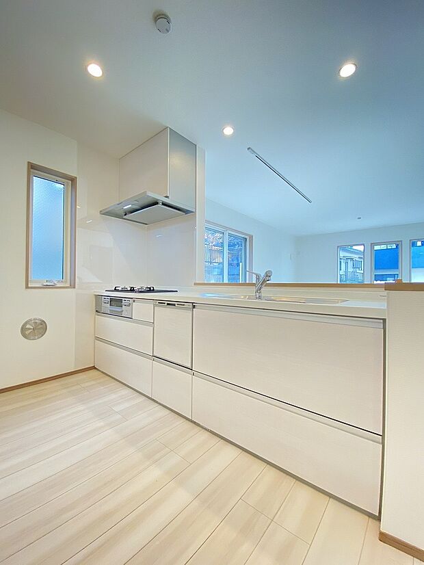 美味しい記憶を作る、温かみのある料理スペース。ご家族の笑顔や支えがいつもそばにあります。