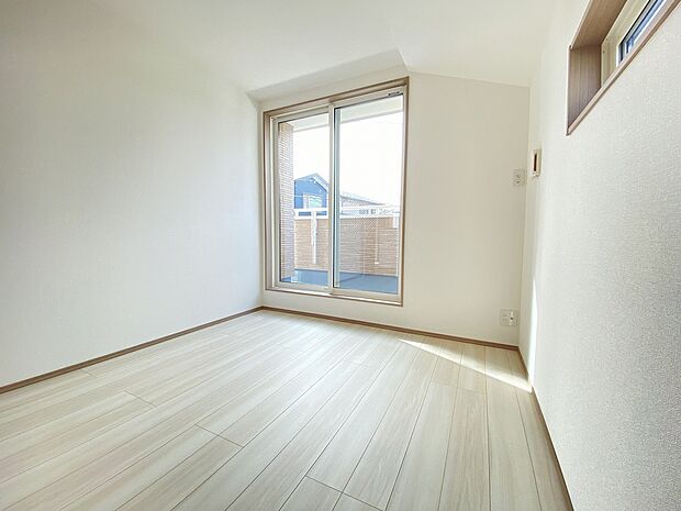 南からたっぷりと採光が注がれる、贅沢な空間。