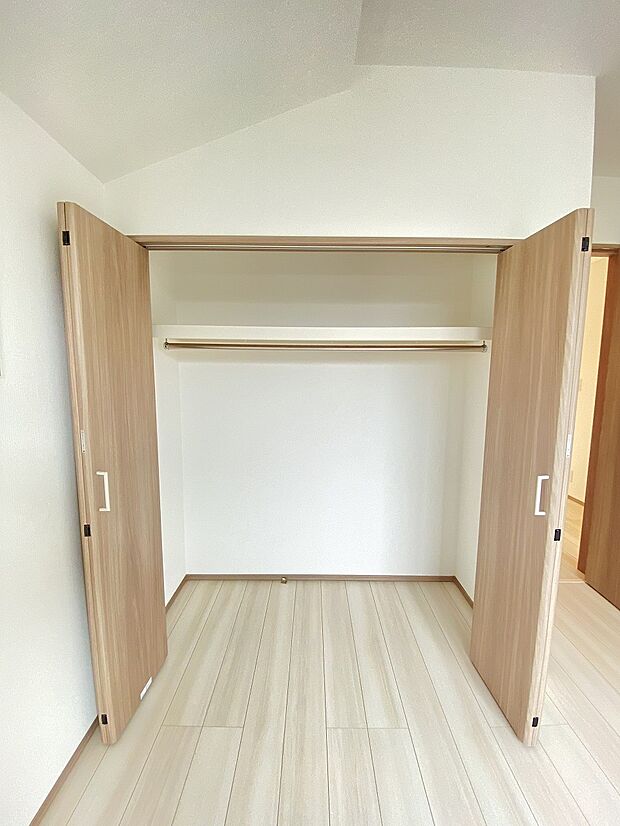 クローゼットに入るお洋服も見やすく、毎日に服選びも楽しくなりますね。