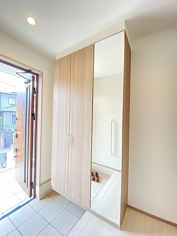 豊富な収納力で靴をまとめて片づけられ、玄関を清潔にキープできます。