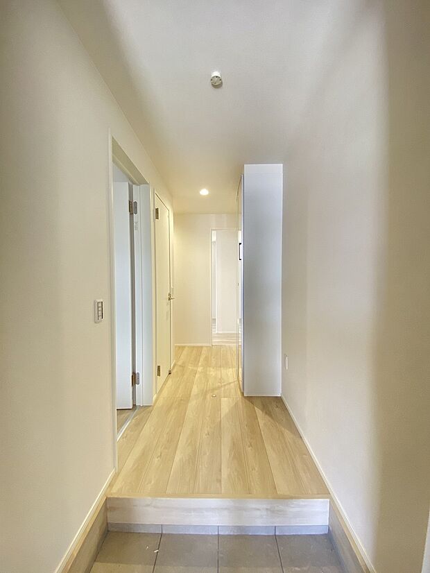 明るさと温かさに満ちた、家族を迎える穏やかな玄関スペースです。