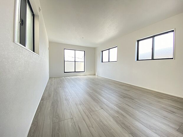 お気に入りのインテリアも引き立つ、優しい色調のフローリングと白いクロス。落ち着いた空間です。