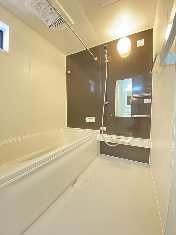 広々した浴室。お子様と一緒に今日の出来事をゆっくり話しながらバスタイムを楽しめます。
