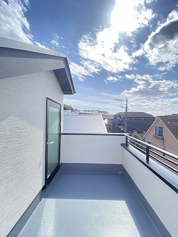 お洗濯やお布団を干すだけでなく、室内に開放感と外の色彩豊かな風景を運んでくれます。