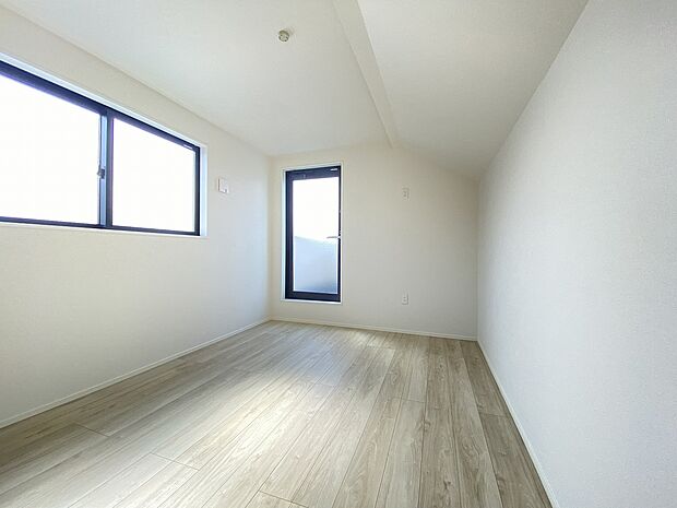 お好みのカーテンやラグで、自分好みにカスタマイズ