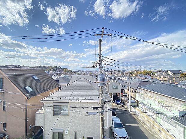 澄み渡る青空、ご家族との未来を育む新しい生活がここから始まります。