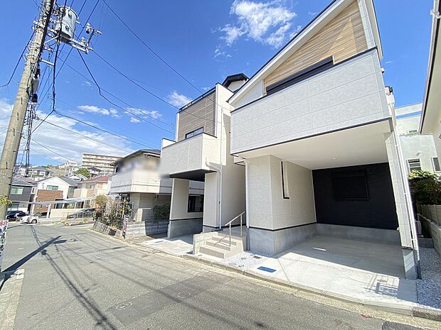 陽光あふれる青空の下、開放感と快適さが共存する理想の住環境です。