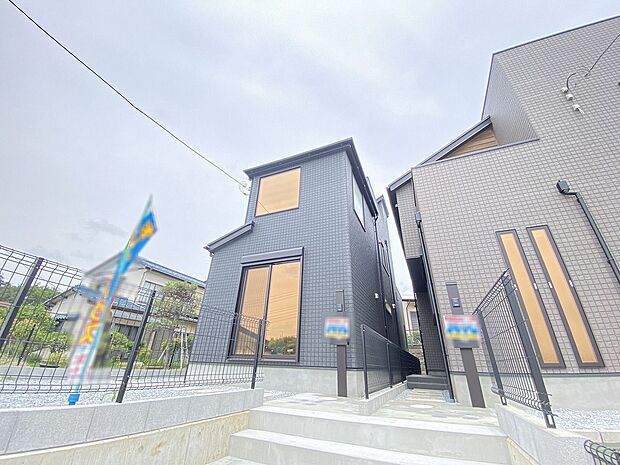 モダン＆スタイリッシュな落ち着きある黒い外観のお住まいです。