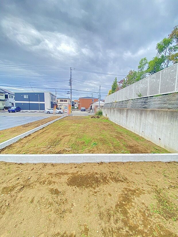 周辺は高い建物が建っていないので、採光や開放性に恵まれ、空が広く緑の多い閑静な環境です。