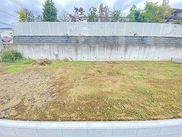 前面道路との高低差がないため、車の出し入れもしやすく、切り替えの回数も少なく済みそうです。