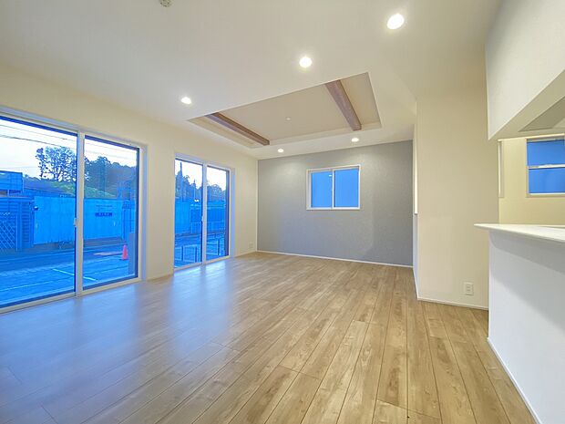 自然光と調和する、整った美しさが魅力のリビングです。