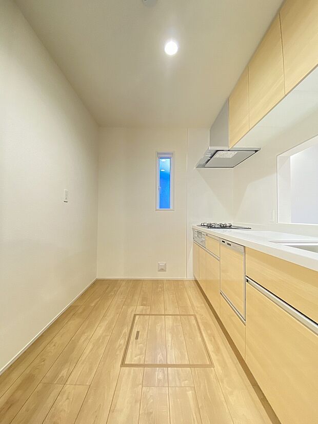 白を基調とした明るいキッチン。上段下段と収納力に期待がもてます。