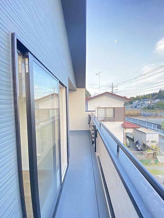 外の緑が室内まで彩ってくれます。