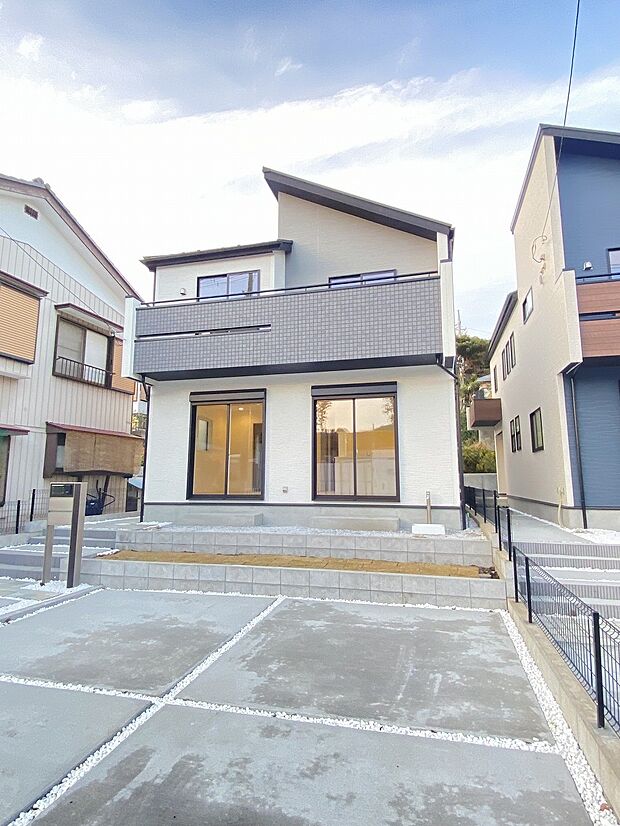 近隣は落ち着いた静かな環境。のんびりと生活していただけます。