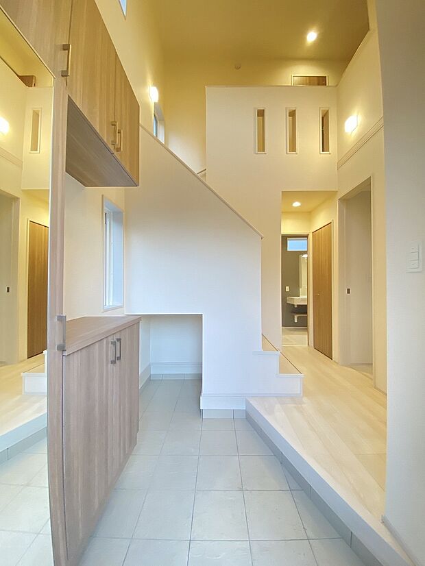 白を基調にした玄関が、家族をそっと迎えてくれる優しい空間です。