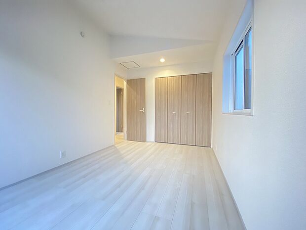 穏やかな時間が漂う、心休まる寝室です。ゆっくり休んで一日の疲れもとれそうですね。