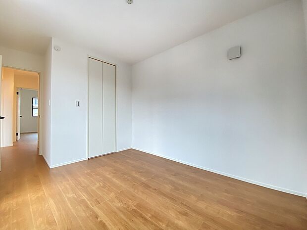 穏やかな時間が漂う、心休まる寝室です。ゆっくり休んで一日の疲れもとれそうですね。