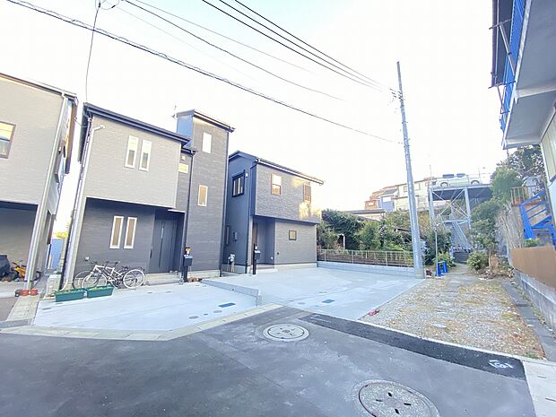 陽光あふれる青空の下、開放感と快適さが共存する理想の住環境です。