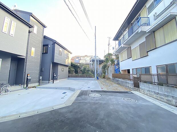 青空が広がり、陽光が差し込む開放感に包まれた住環境です。