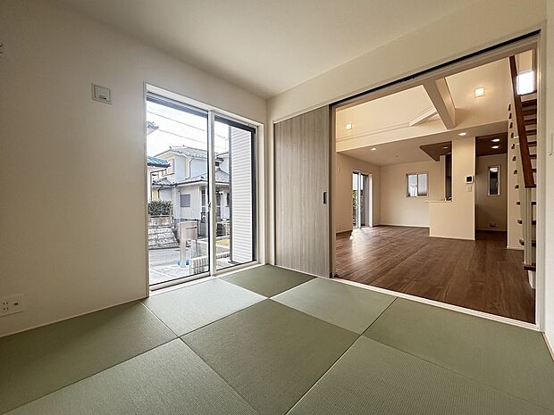 昼寝も読書も似合う、やさしい和室。ご家族皆様でおくつろぎいただけます。