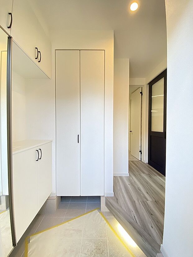 玄関から入ってくる爽やかな風と優しい光、鳥の鳴き声がBGMとして流れてくる玄関。