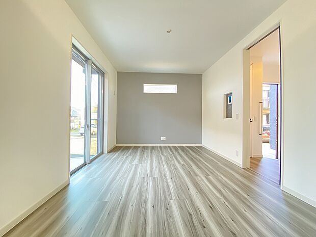 白と木目のフローリングとのコントラストが映える家族の絆を紡いでくれるリビング。